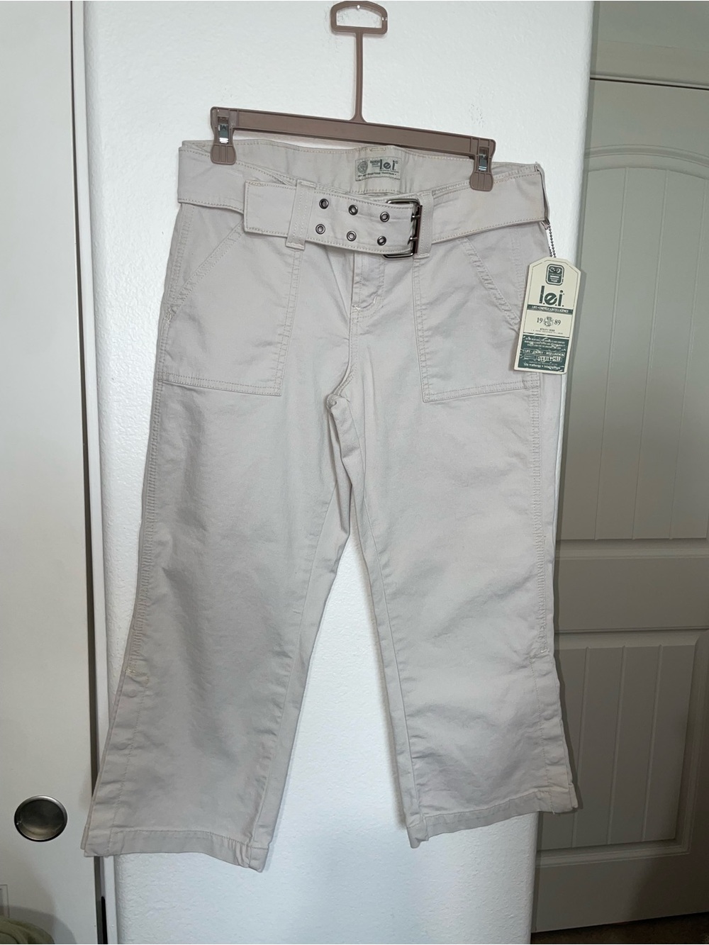 Late 90s- Earsly 00s lei Light Beige Low-Rise Belted Capris NWT